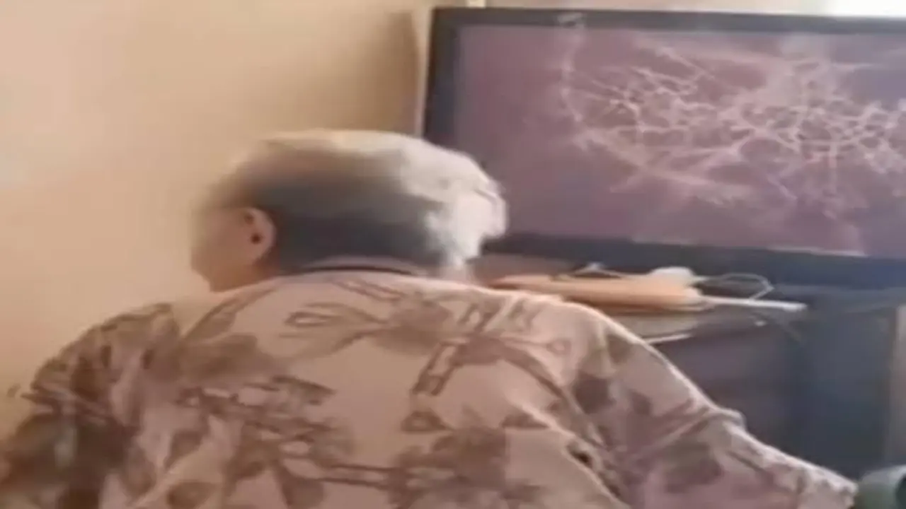 واقعة غريبة.. تسعينية تحطم تلفازها دفاعاً عن أبطال أحد المسلسلات الدرامية